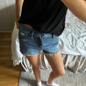 Hollister shorts - Superfina shorts från Hollister med lite ”slitningar”!!❣️