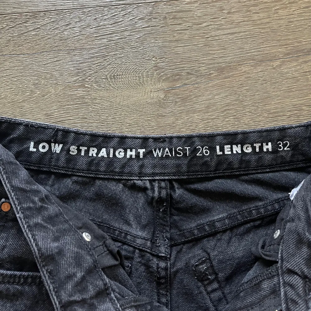 Sitter väldigt bra i midjan, lite mer åt mid-waist hållet men klassas ändå som low-waist. Jeansen är golvlånga för mig, är cirka 167 cm.  Normal i storleken. W: 26 L: 32. Jeans & Byxor.