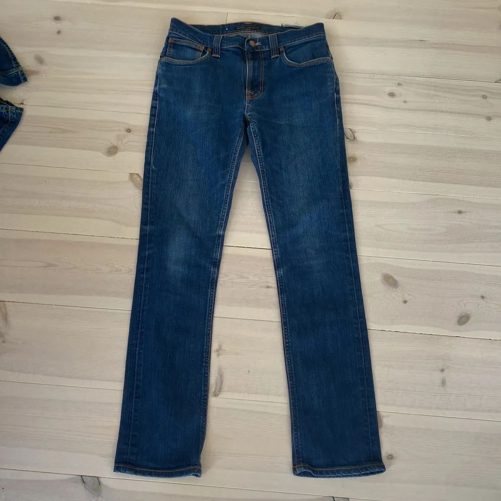 Marinblåa nudie jeans, i storlek 33/32. Sitter slim.. Jeans & Byxor.