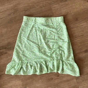 Super gullig grön kjol - Super gullig ljusgrön/mintgrön sommar kjol.💚kjolen är från gina tricot och är i storlek XS. 