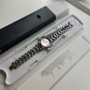 swatch klocka - Klockan är helt ny och oanvänd. Nypris ca 1800kr.