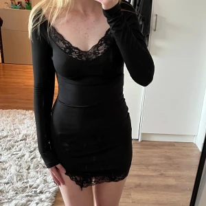 Klänning med spets  - Super fin långärmad klänning med spets. Storlek XS💕