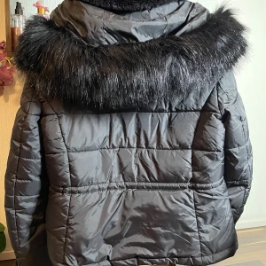 Svart Kort jacka  - Helt vanlig svart jacka ifrån zara köptes ett år sedan men har ej kommit till så mycket användning, håller varm fin skön ganska basic jacka 