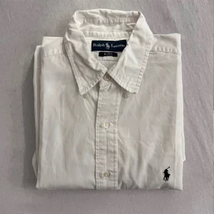 Polo Ralph lauren skjorta  - Säljer en vit polo Ralph lauren skjorta i storlek L skick 10/10 alltså ny skick använd ett fåtal gånger 