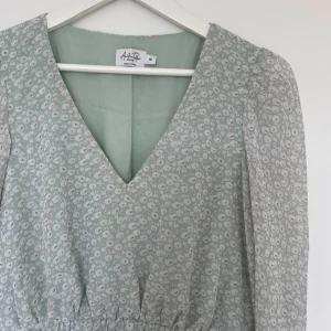 Långärmad sommarklänning  - Långärmad klänning från NAKD