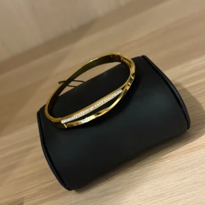 Armband guld - Superfint oanvänt armband i guld.