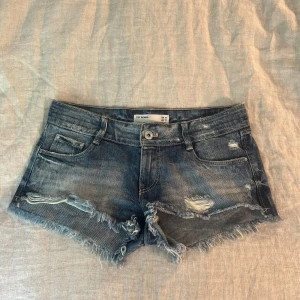 Lågmidjade jeansshorts  - Jag säljer dessa skitsnygga jeansshorts!💕 Älskar dom men är tyvärr försmå för mig