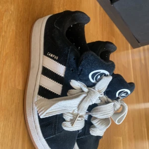 Svarta adidas campus 00s - Säljer dessa adidas campus som inte kommer till användning längre! Köptes februari 2024. Köptes på soleplus (kvittobevis finns) deflekter syns på bild 3. Skosnörena går att tvätta rena i tvättmaskinen❤️