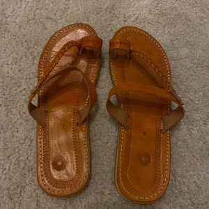 Sandaler  - As snygga oranga sandaler! Helt oanvända💗 köpts utomland så storleken är oklar men de står storlek 7. Passar mig som har 37💗