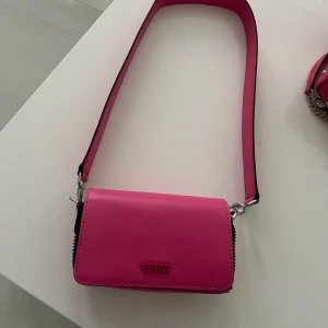 Rosa guess väska - Liten och rosa