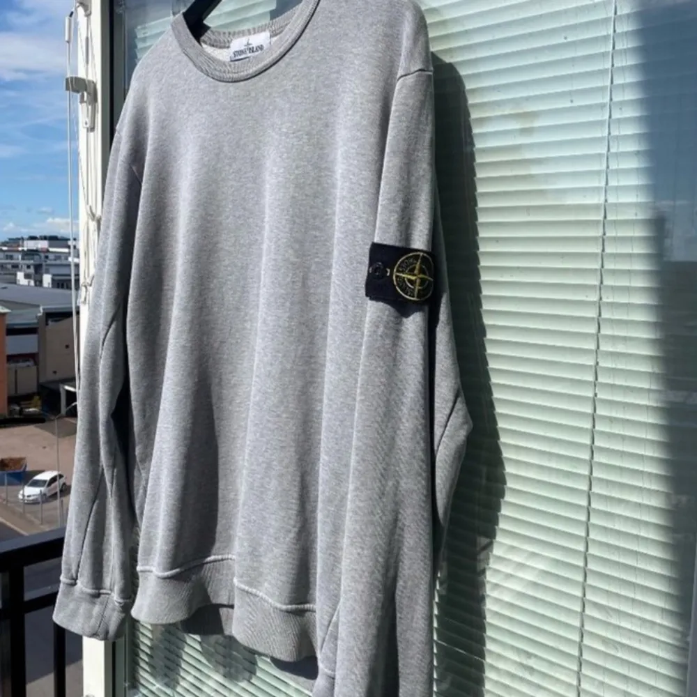 En Stone Island grå swearshirt i storlek M, är inte i behov av den längre. Skicket är 10/10 då jag knappt använt den. Kan sänka pris vid en snabb affär.. Hoodies.