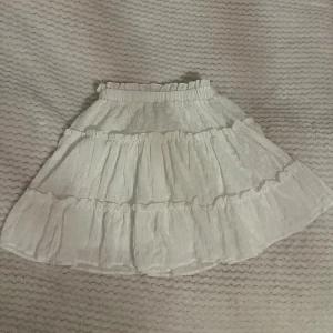 Vit kjol - Superfin vit sommarkjol. Flera lager så inte genomskinlig, använd kanske 1-2 gånger!