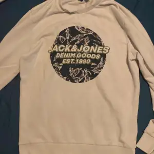 En vit Jack and Jones tröja som är oanvänd, står ingen storlek i tröjan men skulle säga att den passar S/M