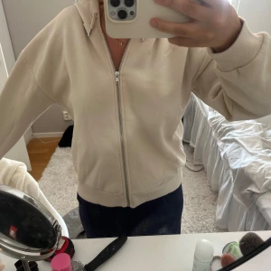 Beige hoddie med dragkedja. - Säljer denna fina, beiga hoddie med dragkedja. Endast använd ett fåtal gånger, nytt och bra skick! Tröja från barnavdelningen men den passar mig som brukar ha storlek S💘bilderna tagna från hemsidan!