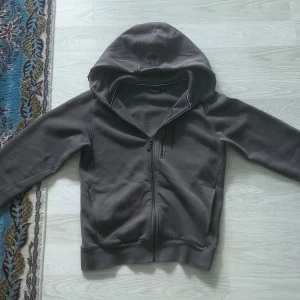 Sail racing hoodie - Säljer nu denna feta Sail Racing hoodien. Tröjan är sparsamt använd, skick 9/10. Nypris på tröjan är ca 1500kr. Skriv om ni vill ha fler bilder eller vid minsta lilla funderingen!