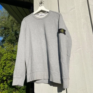 Stone Island Crewneck - Crewneck från Stone Island i storlek M. Den är sparsamt använd och i gott skick!