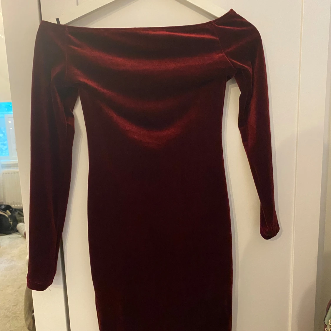 Vinröd klänning - 90