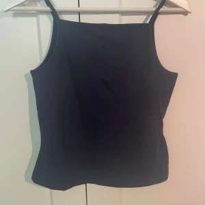 & other stories linne - Marinblått linne från & other stories. Använt en gång storlek S