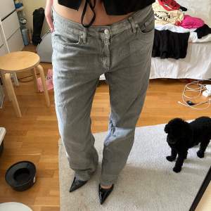 Superfina zara jeans som va ”metallic” innan tvätt, nu har de tappat färgen och blivit typ glittriga istället. Supercoola till fest!!