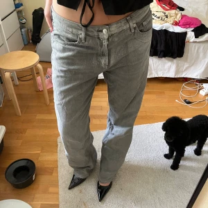 Snygga glitterjeans - Superfina zara jeans som va ”metallic” innan tvätt, nu har de tappat färgen och blivit typ glittriga istället. Supercoola till fest!!