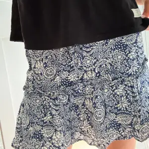 Mönstrad kjol med inbyggda shorts