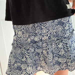 Kjol - Mönstrad kjol med inbyggda shorts