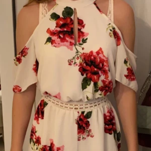 Short romper - Perfekt till stranden, använts många gånger men är i nyskick (förutom lite trådar på knapparna som visat på bilden)🥰