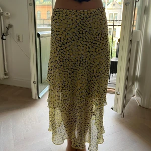 Långkjol - Somrig kjol! Klä upp med klackar eller ner med boots!💞 bra kvalitet och bra skick, men säljer då den tyvärr inte får plats i flytten🌸🥲