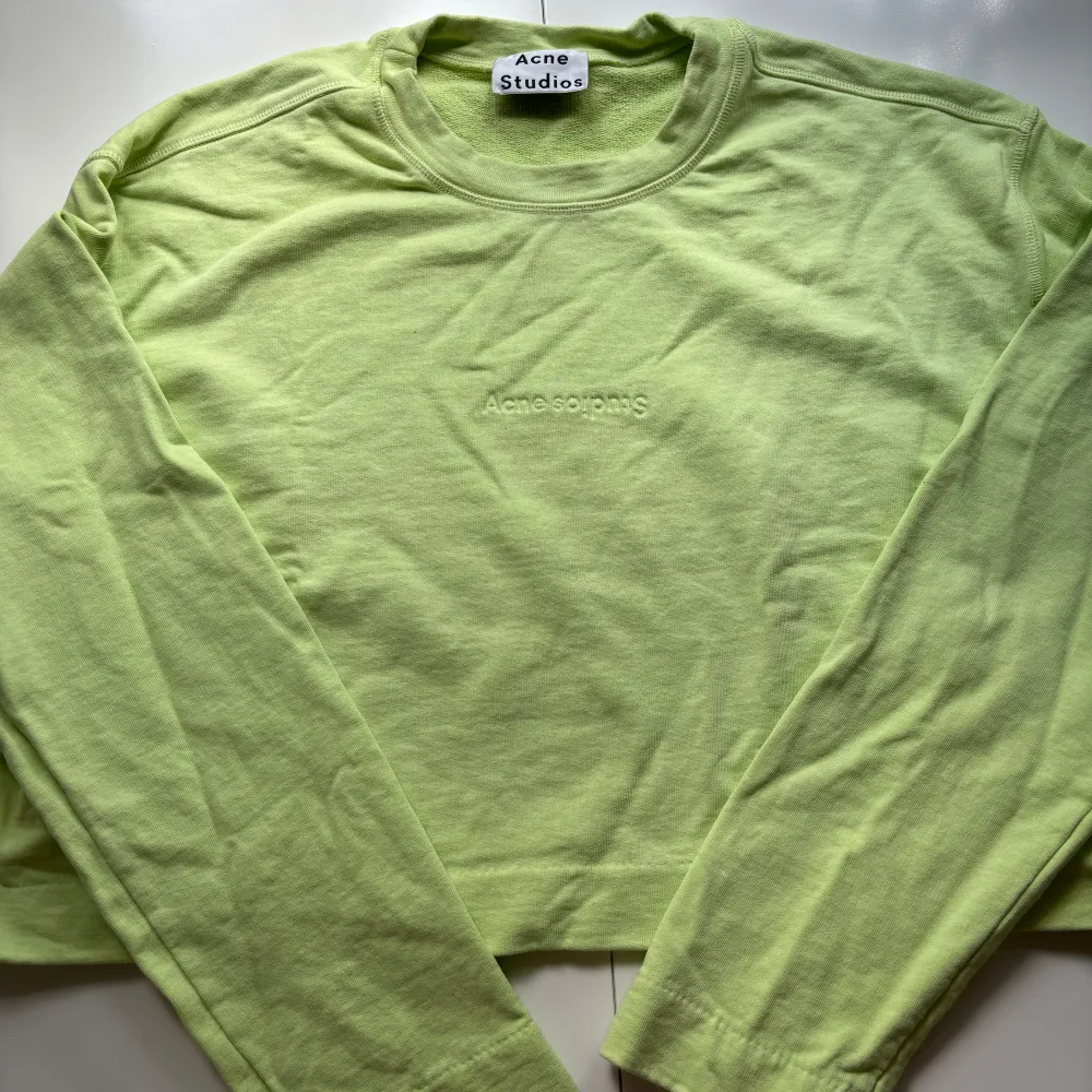 Långärmad limegrön tröja med vida armar och en croppad fit. Sjukt bra kvalitet och snygg passform men används inte längre. Fint skick men kan ha någon fläck vid kragen, däremot kanske det går bort i tvätten☺️. Neuletakit & Villapaidat.