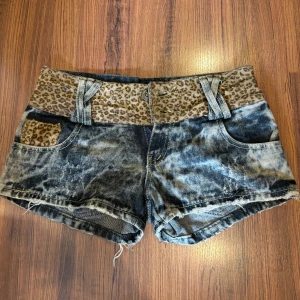 Y2k shorts  - Lågmidjade shorts med leopard print. Köptes second hand och har aldrig blivit använda 