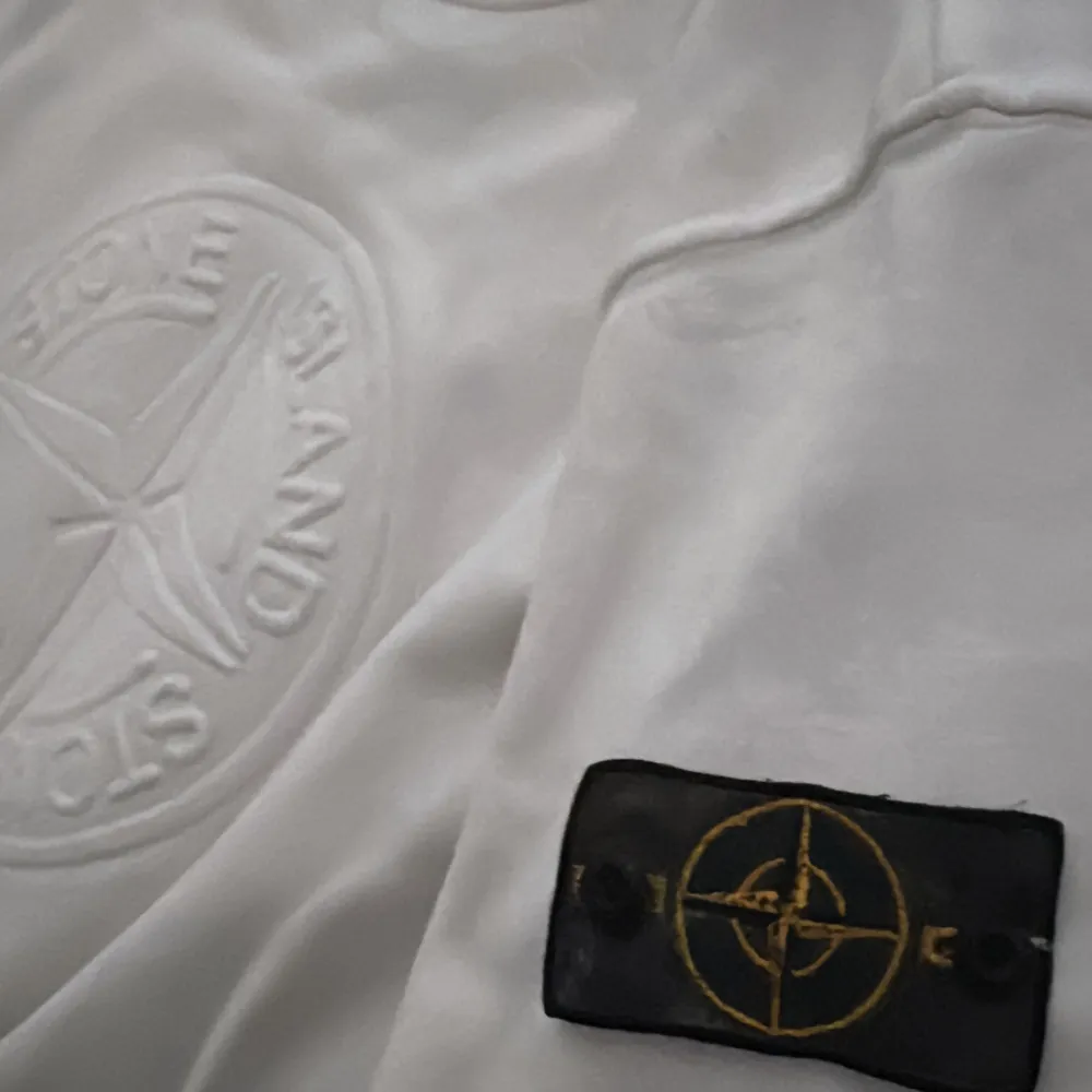 Unisex tröja Stone Island då den tyvärr bara står i garderoben. Den är i fint skick! Ett plus är att märket vid ena armen är avtagbart om man så önskar det.  Nypris 1299kr, mitt pris 599kr men skulle eventuellt kunna diskutera pris vid smidig affär. . Tröjor & Koftor.