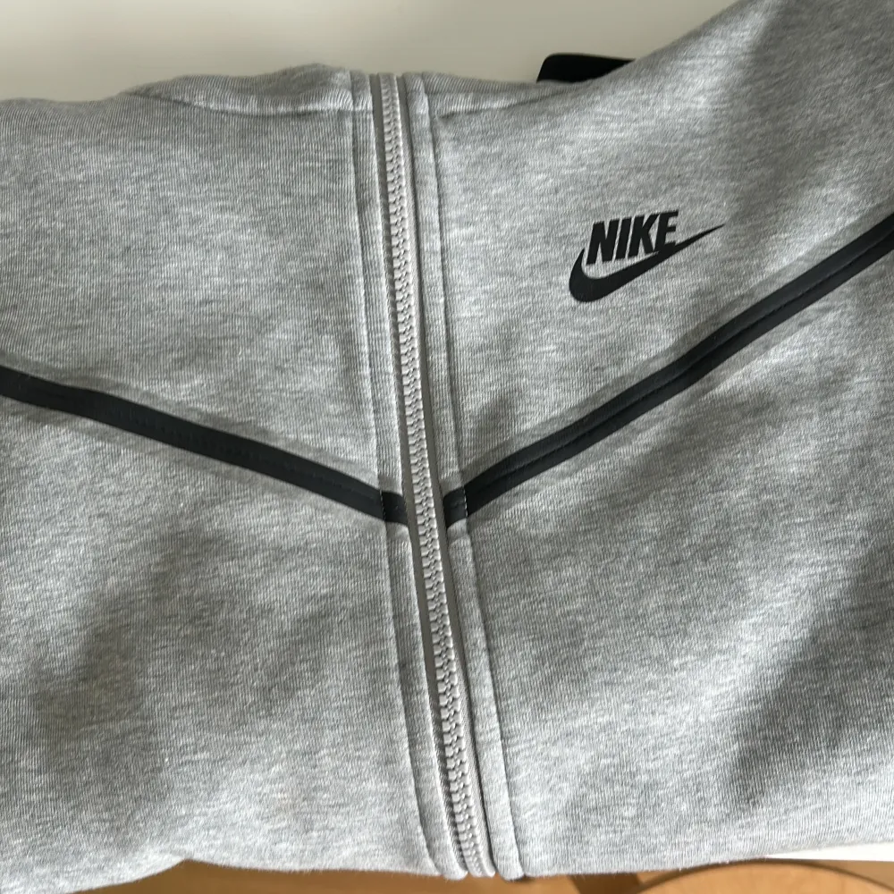 En Nike Tech som är i nyskick🥰. Hoodies.