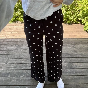 Prickiga luftiga tygbyxor - Prickiga, sköna, svala samt luftiga tygbyxor med breda ben från H&M divided. Har justerbar midja med snöre, så byxorna passar även mindre storlekar när det gäller midja (jag är normalt storlek 36 i midja)! Storlek: 40. Material: 100% viskos. :)