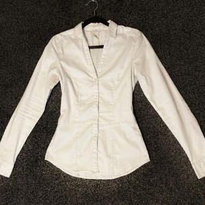 figursydd skjorta  - en vit figursydd (tight i kroppen) skjorta från gamla h&m i strl 36 :))