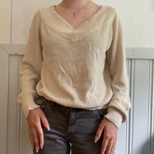 Beige stickad tröja från Vero Moda - En jättefin beige stickad tröja från Vero Moda med en v-ringad hals i storleken xs. Den är i bra skick då den bara är använd ett fåtal gånger. Pris kan diskuteras