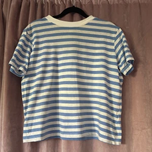T-shirt från H&M - En randig t-shirt ifrån H&M, använd många gånger men i bra skick och inga defekter! pris kan diskuteras