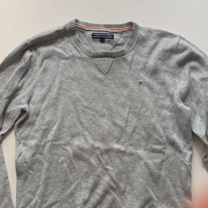 Tommy Hilfiger tröja - Extremt bra skick, knappt använd  