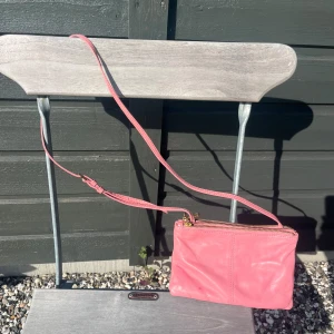 Rosa väska WERA - Rosa crossbody väska från Wera med två sidor, en i skinn och en i mocka! Sparsamt använd!