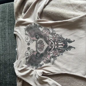 snygg tröja med tryck  - Säljer denna då den är lite för liten på mig. S men sitter mer som en XS om inte mindre 🫶🏻