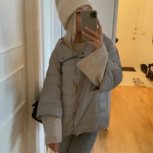 Herno liknande jacka - Säljer denna snygga Herno liknande jackan som inte längre kommer till användning. Den är i jätte bra skick, inte använd mer än 2 gånger!❣️hör av er om ni har frågor. Lånade bilder