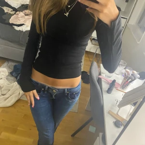 Super snygg boat neck tröja från Gina! Jag har sytt armarna eftersom att dom va väldigt öppna men man kan sprätta up det om man vill🥰💖🤣 - Bra skick!