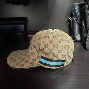 Gucci keps limited edition - En gammal gucci keps med inga fläckar ingen ting, ser exakt helt ny ut. Mer bilder kan skickas via dm.