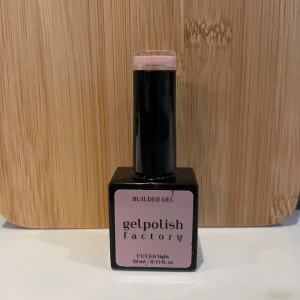 Builder Gel från Gelpolish Factory - Säljer en rosa builder gel från Gelpolish Factory, härdas i UV/LED lampa innehåller 10 ml 🌟 Endast testad som swatch på en nagel!!🌸 Nypris 82 kr 