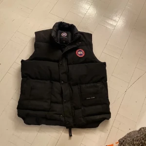 Canada goose väst - En canada gose väst i okej skick, köpte den vintras 2024 och har inte använt den mycket. Den är i storlek M och har inga synliga ”skador”. Priset inte ristat i sten.