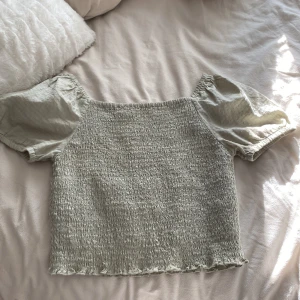 Topp/ t-shirt från Kappahl - Topp ifrån Kappahl i strl 158-164 Pris kan diskuteras  I princip nyskick ock tvättas självklart innan att den skickas💗