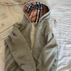 Burberry hoodie  - Jättesnygg hoodie som passar bra till mycket. Helt oanvänd och otvättad. Inga fläckar och inget slitage 