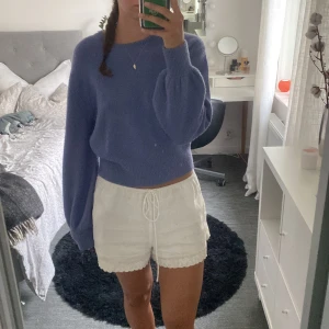 Blå/lila stickad tröja - Superfin stickad tröja från & Other stories💙Färgen är en blandning av lila och blå och så himla fin, men säljer pga att den inte kommer till användning😓Nypris 500 kr, använd en del så säljer för 200 kr💜Skriv privat för frågor!💕