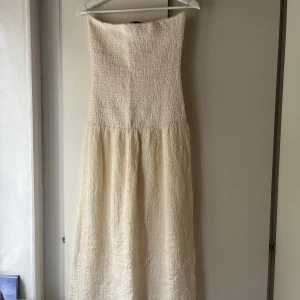 Vit bandau klänning - Sitter perfekt på mig som har storlek S. Endast använd 1 gång. 