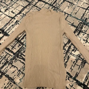 Tröja - Säljer denna söta stretchiga tröjan. Har använt den bara en gång i eid🧸 passar dem som har Xs eller S men orginala storleken är M