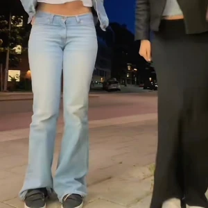 Ljusblåa Lågmidjade jeans från Only - Min kompis på första bilden är ca 1.68 och brukar ha storlek S. De passar även på mig som är 1.72.  Midjemått tvärs över: 38 cm Innerbenslängd: 85 cm